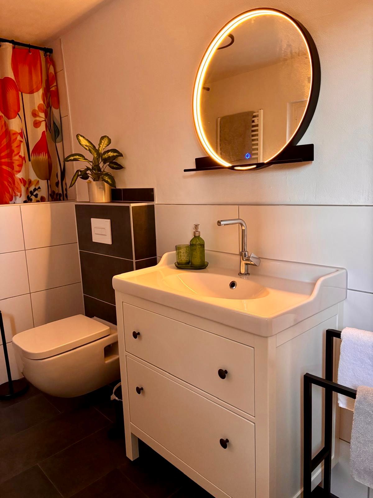 Badezimmer mit freistehender Wanne