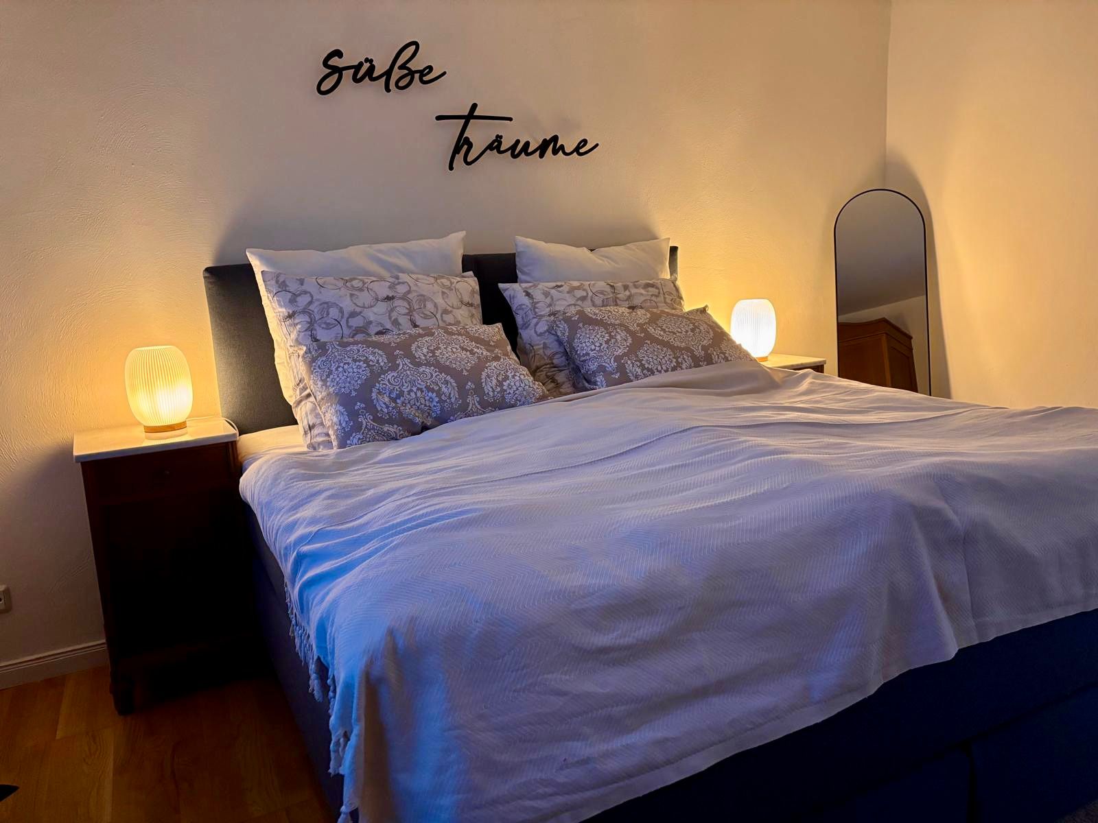 Schlafzimmer mit Blick in den Wald